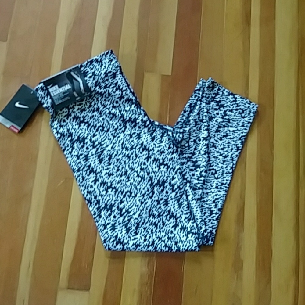 NWT-Nike cropped leggings - Picture 1 of 4
